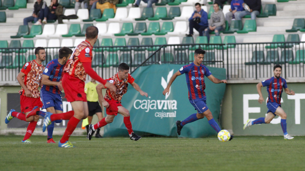 Javi Borrego conduce un balón. 7 NEREA LLORENTE