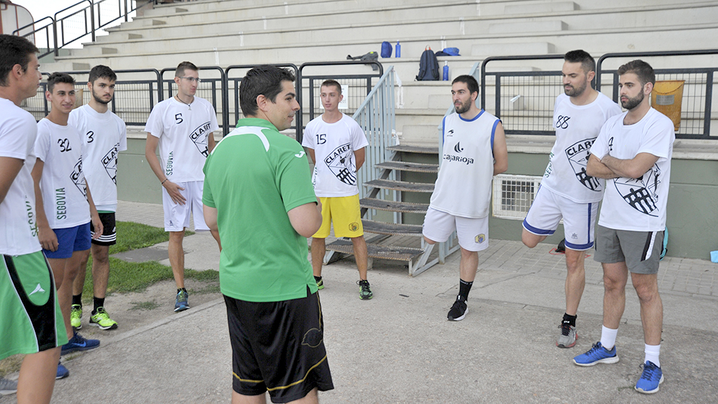 Los jugadores del CD Claret y Diego Pascual, en un entrenamiento. / KAMARERO