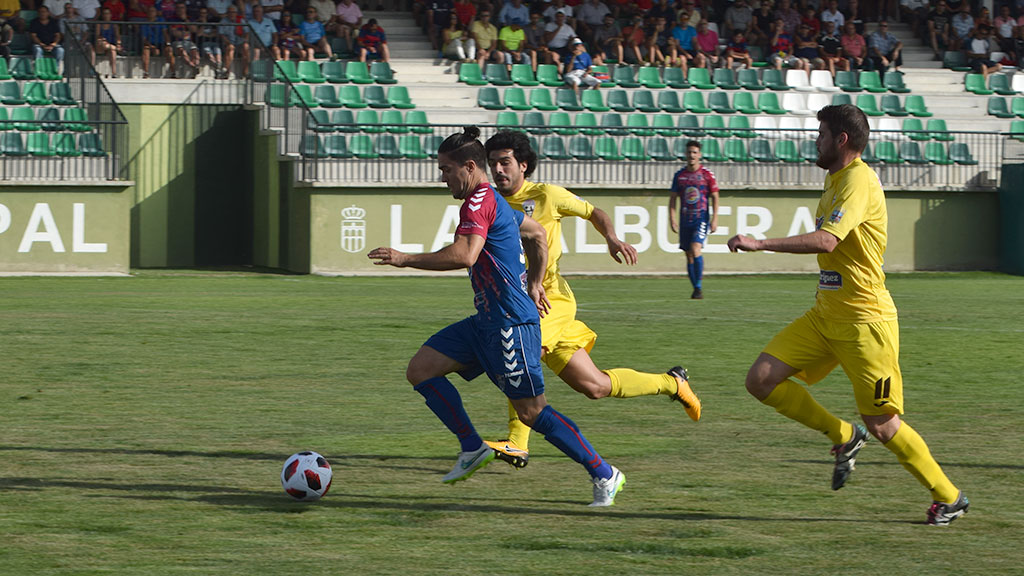 El lateral de la Segoviana Rubén Yubero avanza con el balón controlado. / ROCÍO PARDOS