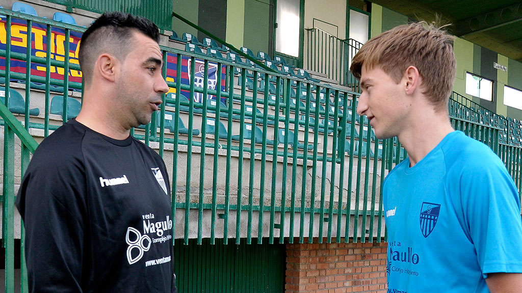 El técnico de la Gimnástica Segoviana, Manuel González, y el nuevo jugador Baltasar Palanca 'Balta' antes de un entrenamiento. / JUAN MARTÍN - LA GIMNÁSTICA