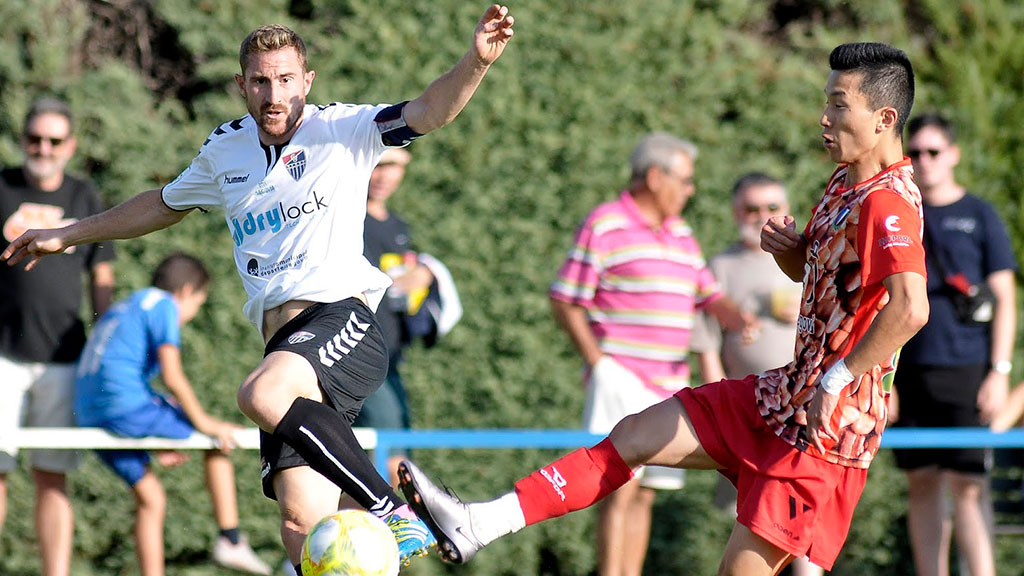 El delantero de la Segoviana Dani Arribas y el lateral del CD La Granja Seung disputan un balón. / JUAN MARTÍN - LA GIMNÁSTICA