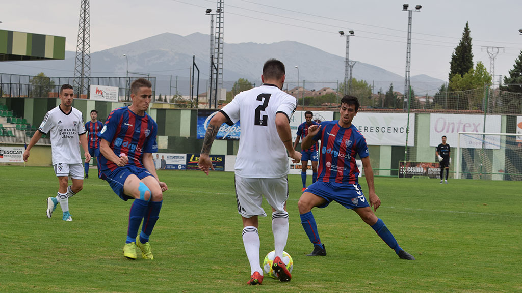 Javi Borrego, a la derecha, presiona a un contrario acompañado por Asier. / ROCÍO PARDOS