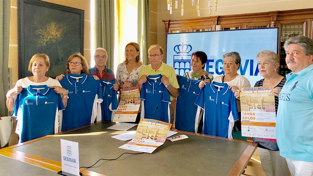 El torneo 'Ciudad de Segovia' de juegos autóctonos se celebra el domingo 1 La alcaldesa Clara Luquero y la concejal Marian Rueda, con los representantes de las federaciones y clubes. / AYTO. SEGOVIA