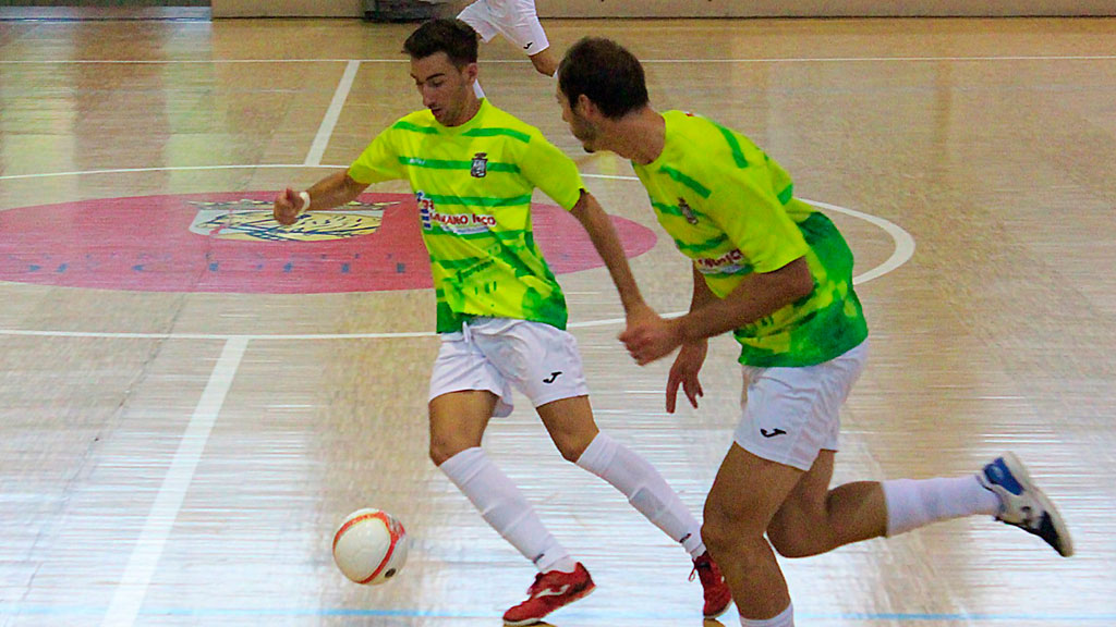 El ala del FS Cuéllar Julio Miguel se perfila para controlar un balón y salir rápido a la contra. / FS CUÉLLAR