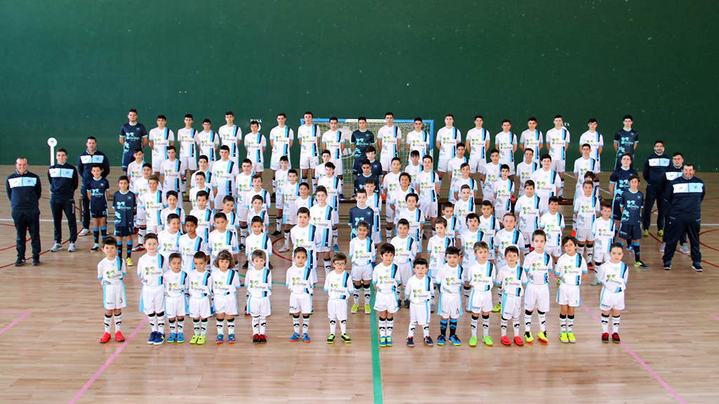 Foto de familia de los integrantes de la Escuela de Fútbol Sala de Valverde del Majano en la temporada 2018/19. / ESCUELA VALVERDE