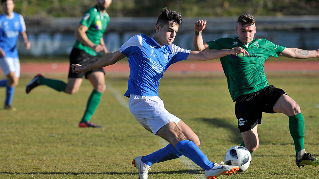 El Unami fija su rumbo 1 El jugador del Unami CP Diego Alcubilla, uno de los goleadores, intenta colgar un balón al área. / KAMARERO