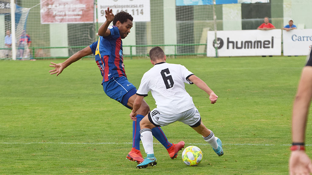 El defensa de la Gimnástica Segoviana Rui Fernando intenta cortar un balón en la zona defensiva. / ROCÍO PARDOS
