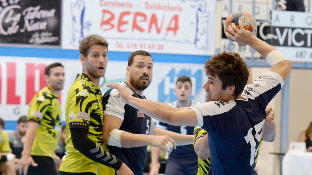 Rodrigo Pérez intenta un disparo a porteria ante la atenta mirada de su rivales. / A. MARUGÁN.