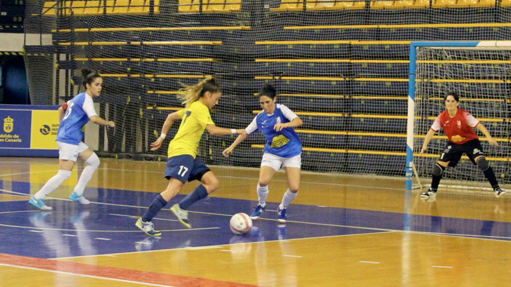 La jugadora del Unami Laura Llorente intenta cortar un balón. / TELDEPORTIVO