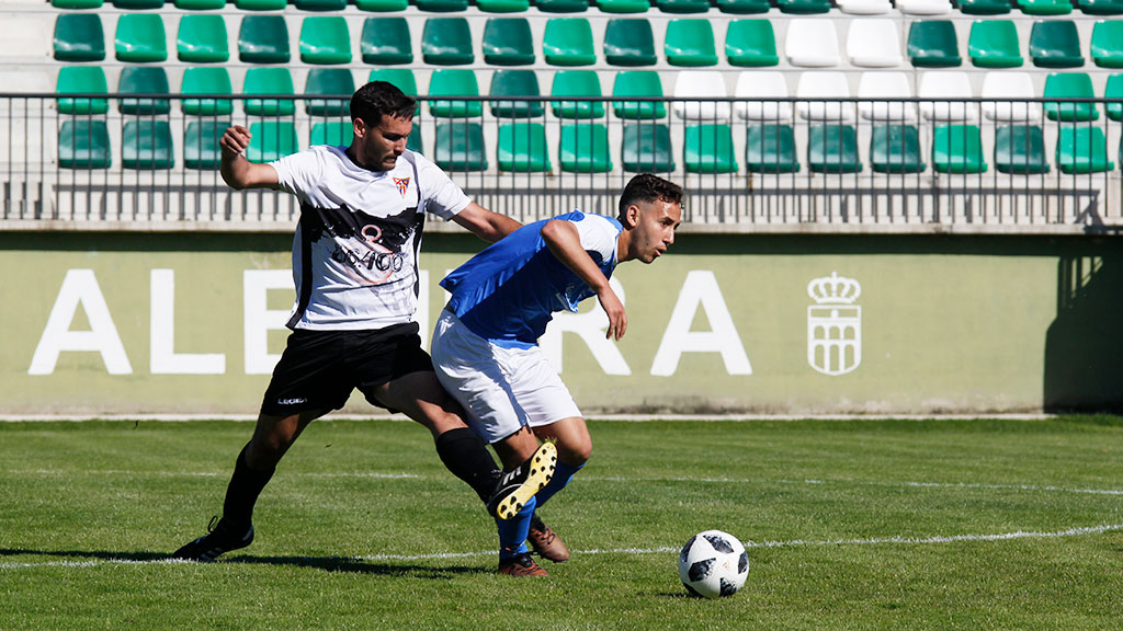 El atacante del Unami CP Ibrahim el Guenaoui 'Ibra' intenta salir de una entrada de un rival. / NEREA LLORENTE