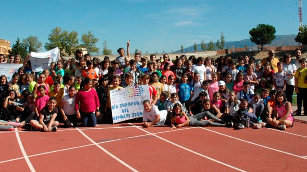 Multitud de escolares de distintos centros conmemoran el Día del Deporte Europeo en las pistas Antonio Prieto. / E.A.