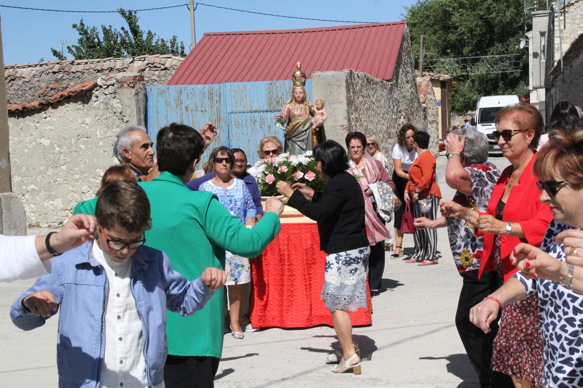 Porcesión en honor a Santa María la Nueva en Escarabajosa de Cuéllar. / c.n