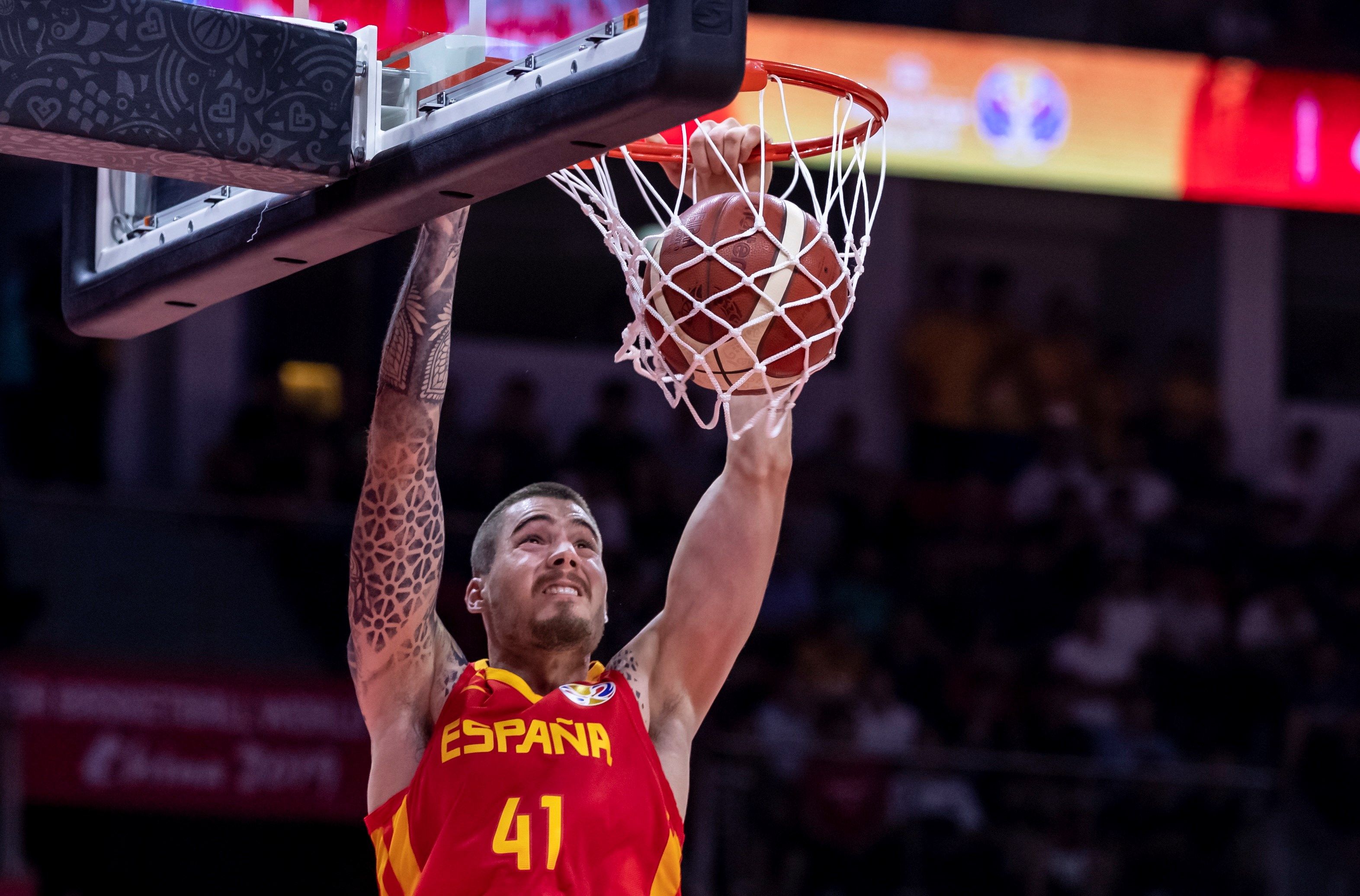Juancho Hernangómez hace un mate en el partido ante Puerto Rico. / EFE