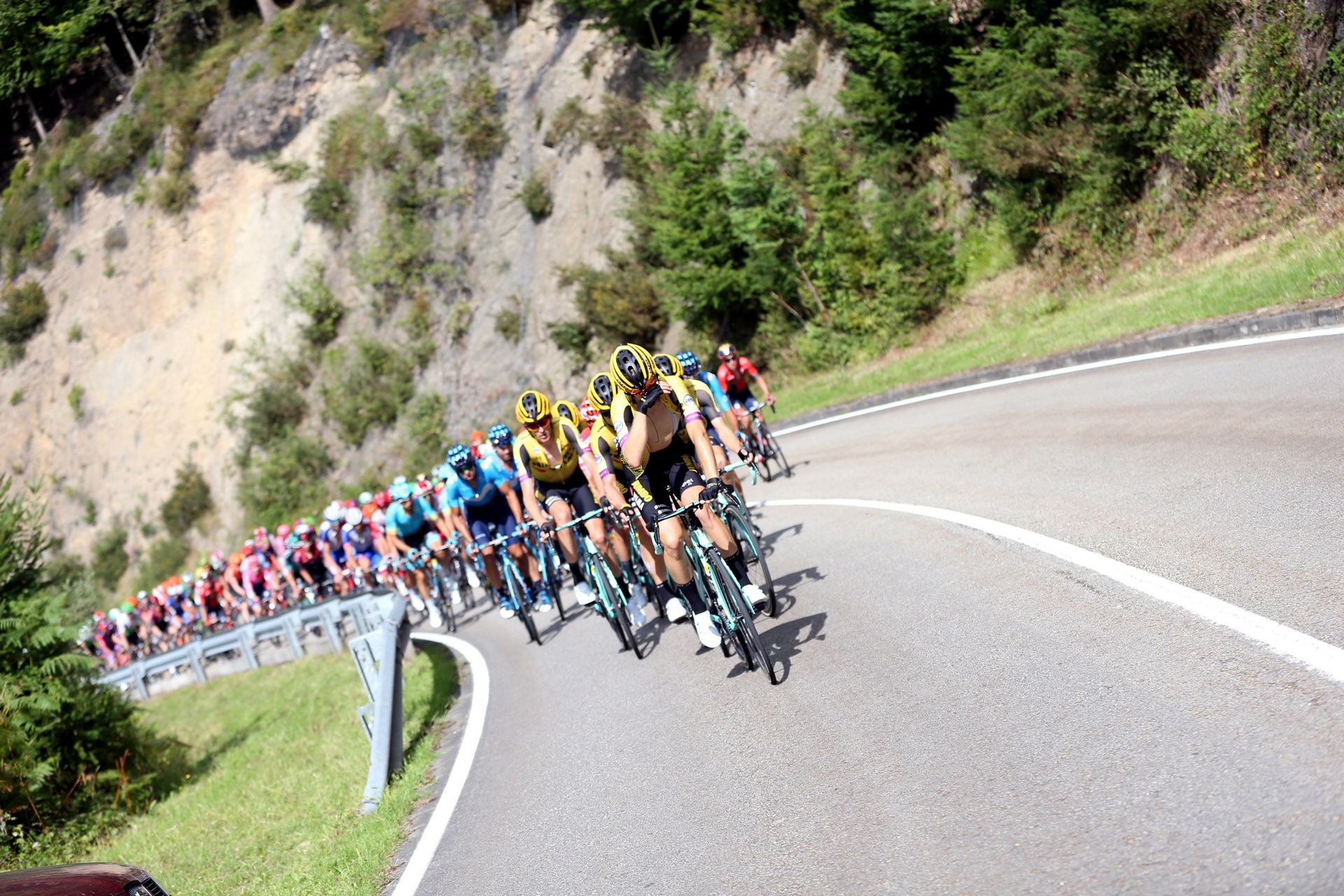 Los equipos regresan tras la jornada de recuperación de los esfuerzos del díptico asturiano, lo más duro de la carrera. / EFE