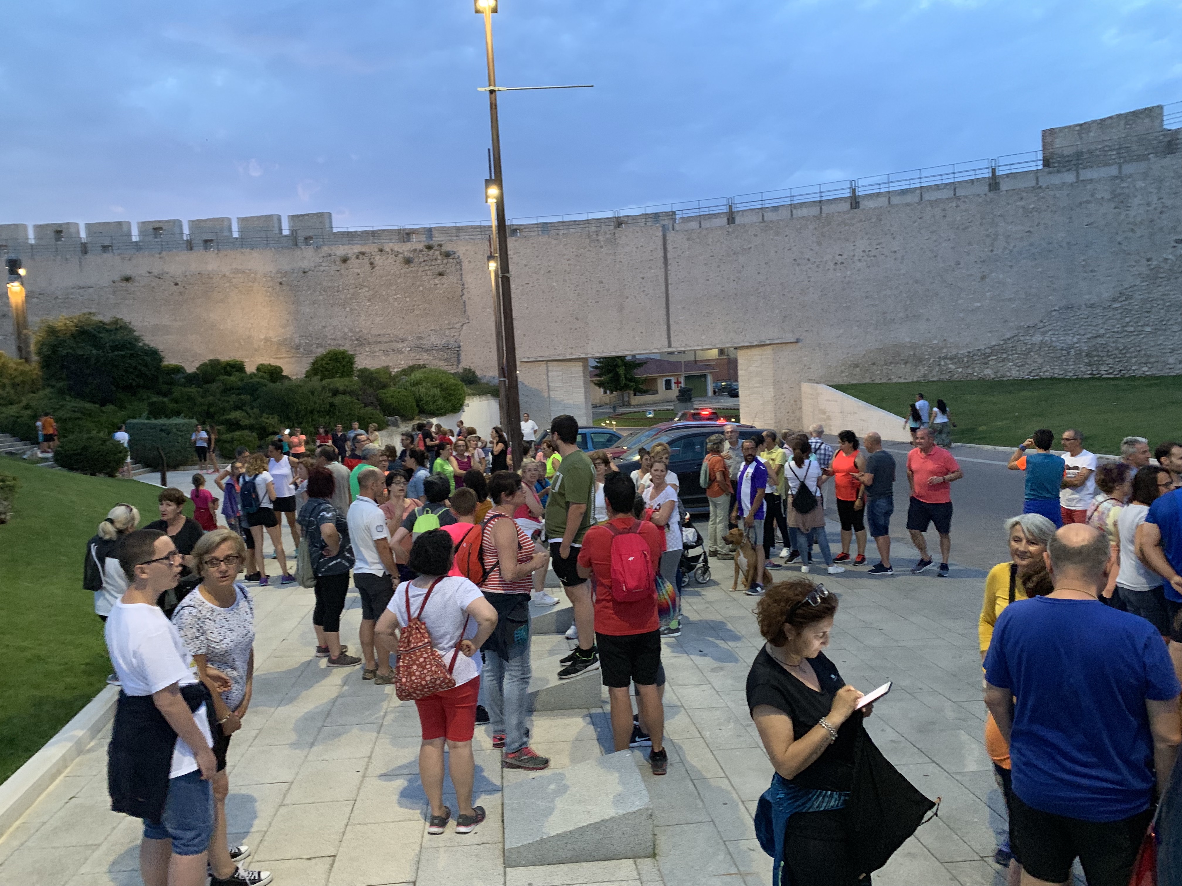 Salida de la marcha de la luna llena, organizada por el Ayuntamiento este verano. / c.n.