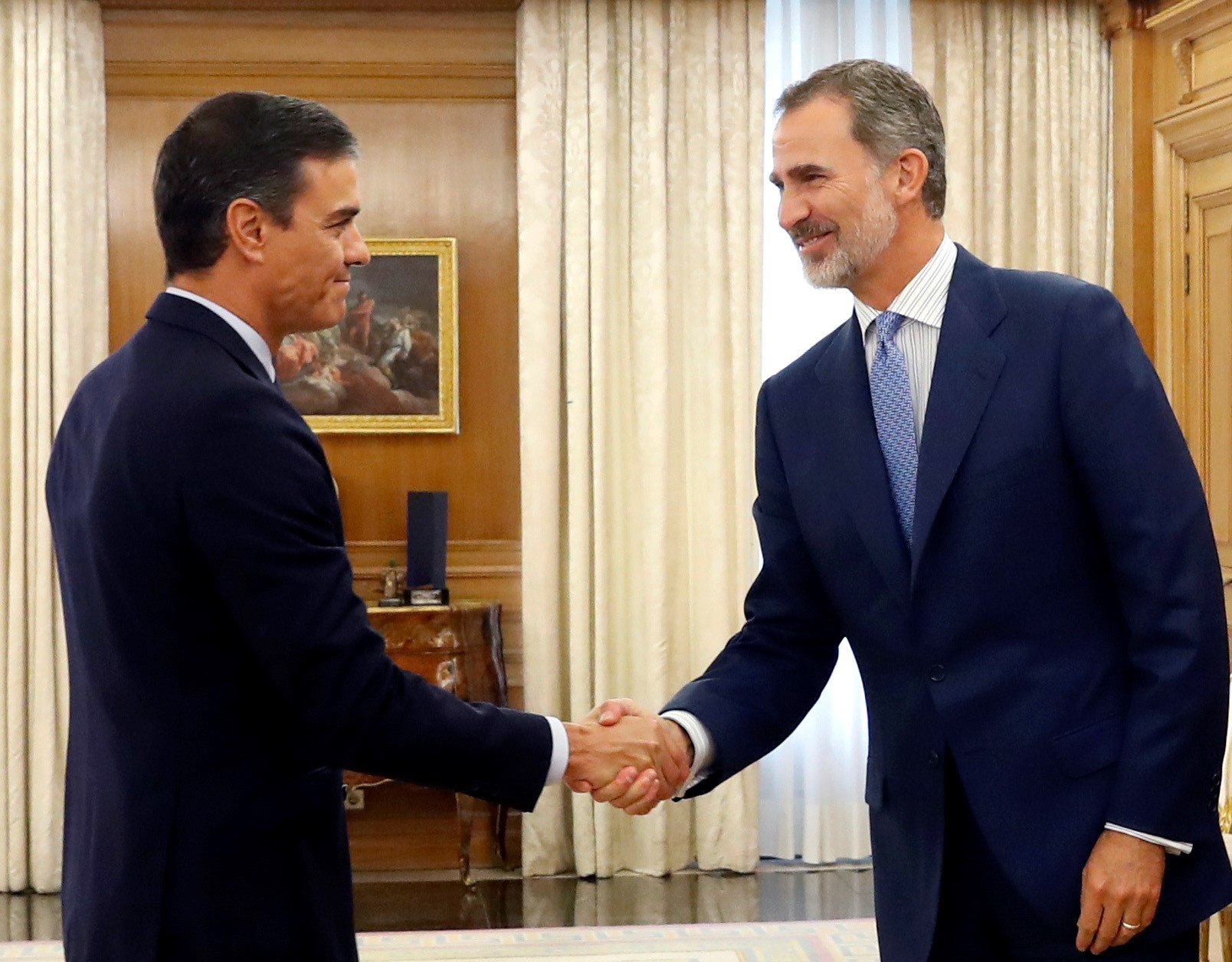 El Rey Felipe VI recibe al presidente del Gobierno en funciones, Pedro Sánchez, en el Palacio de la Zarzuela durante la ronda de consultas. / EFE