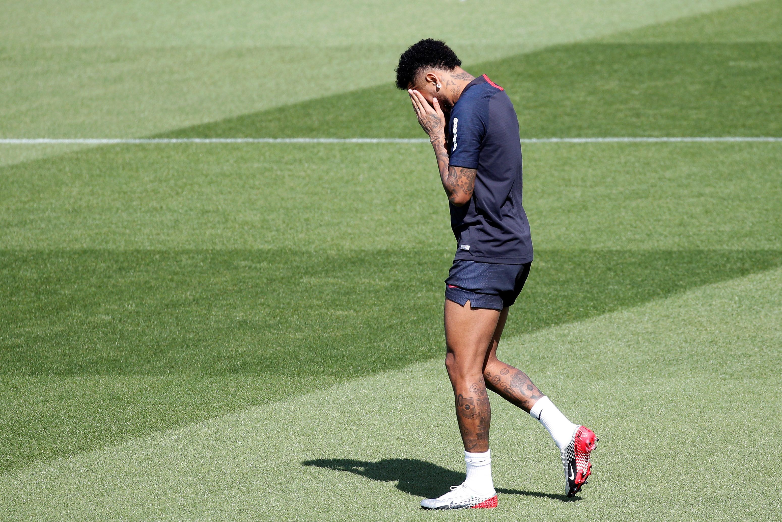 Neymar, en un entrenamiento con el PSG, donde seguirá jugando. / EFE