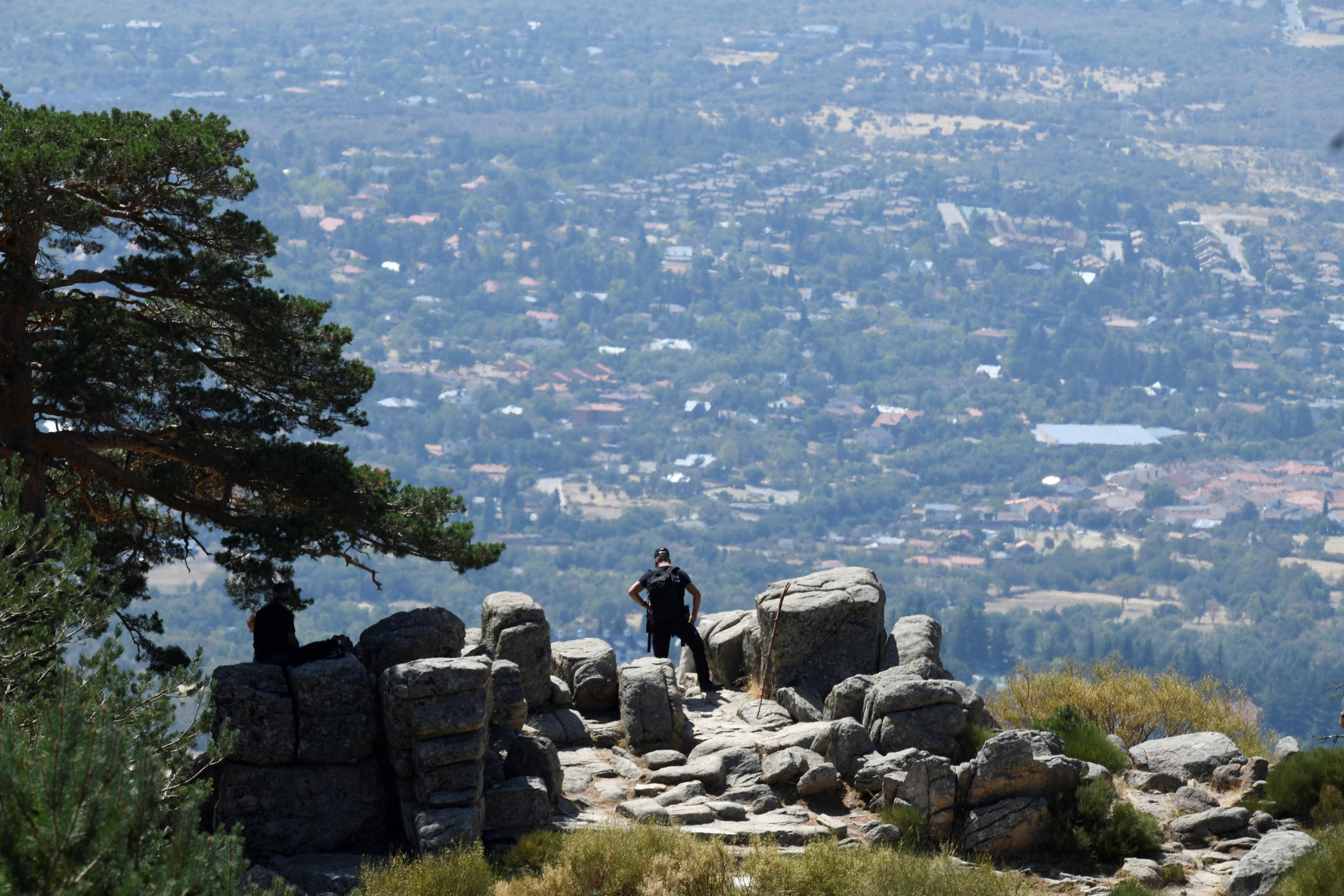 Un agente del equipo de rescate en montaña en la zona de los Siete Picos. / EFE