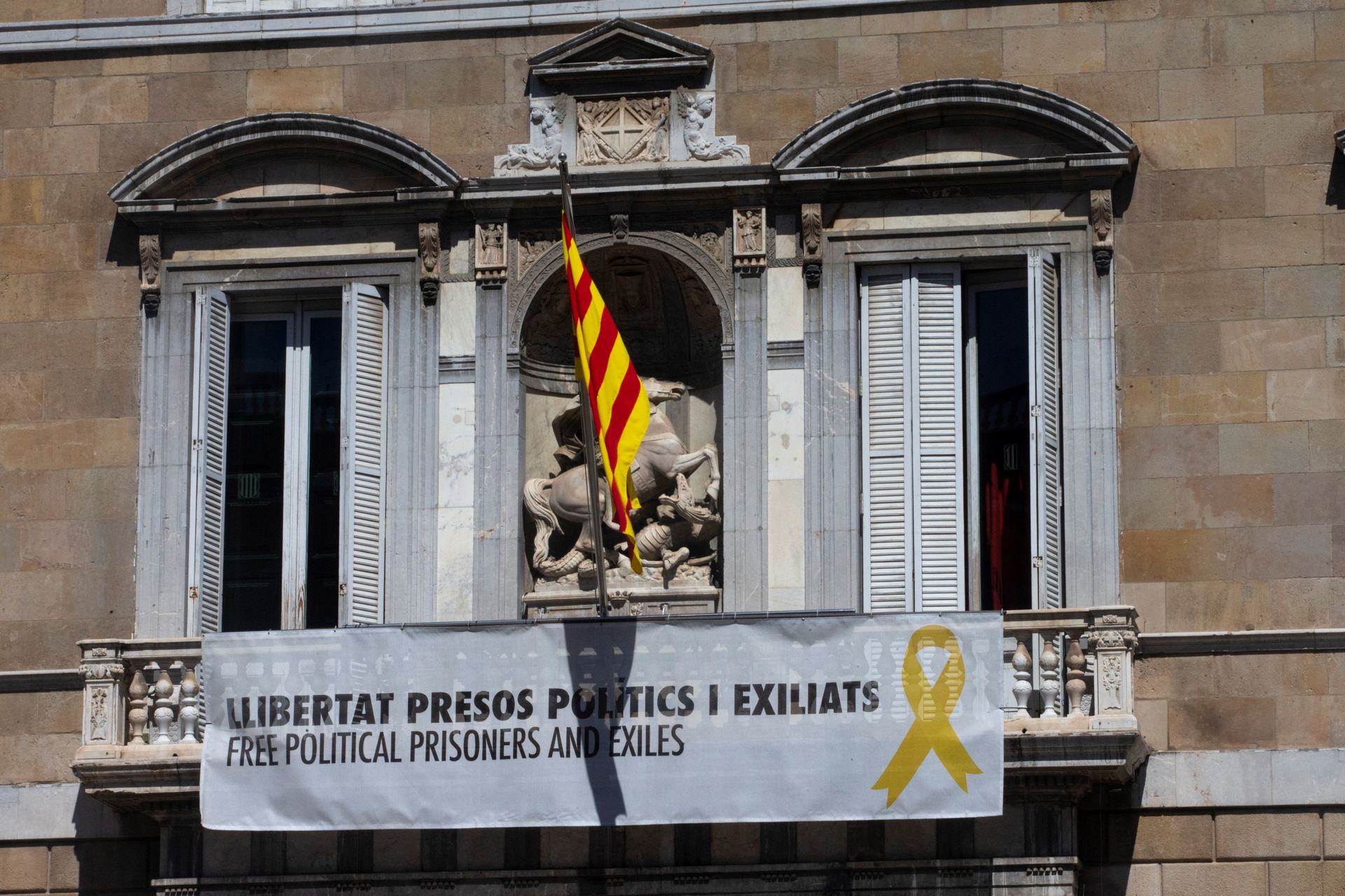 Pancarta colocada en la Generalitat en favor de los presos políticos. / EFE