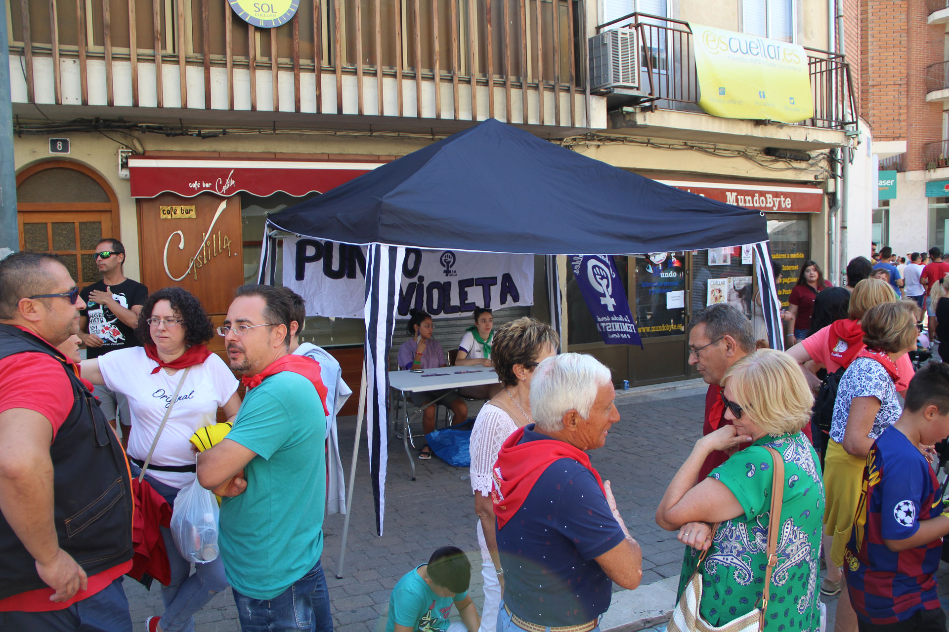 Punto violeta instalado en la Plaza de Los Coches durante las fiestas. / c.n.