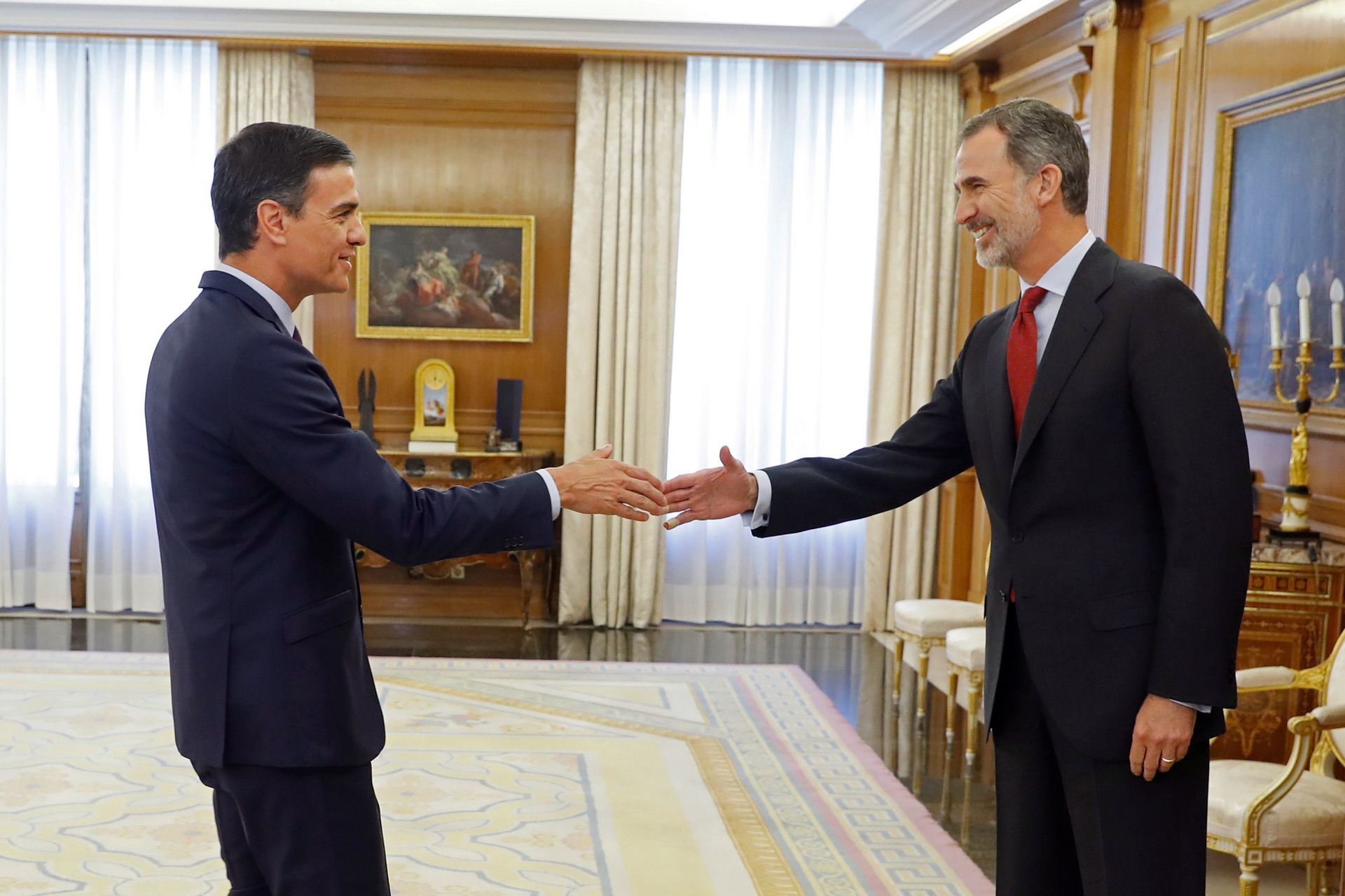 Pedro Sánchez (i) será el último en acudir a la ronda de contactos con Felipe VI, tras lo que el monarca comunicará el candidato o la convocatoria de elecciones. / EFE