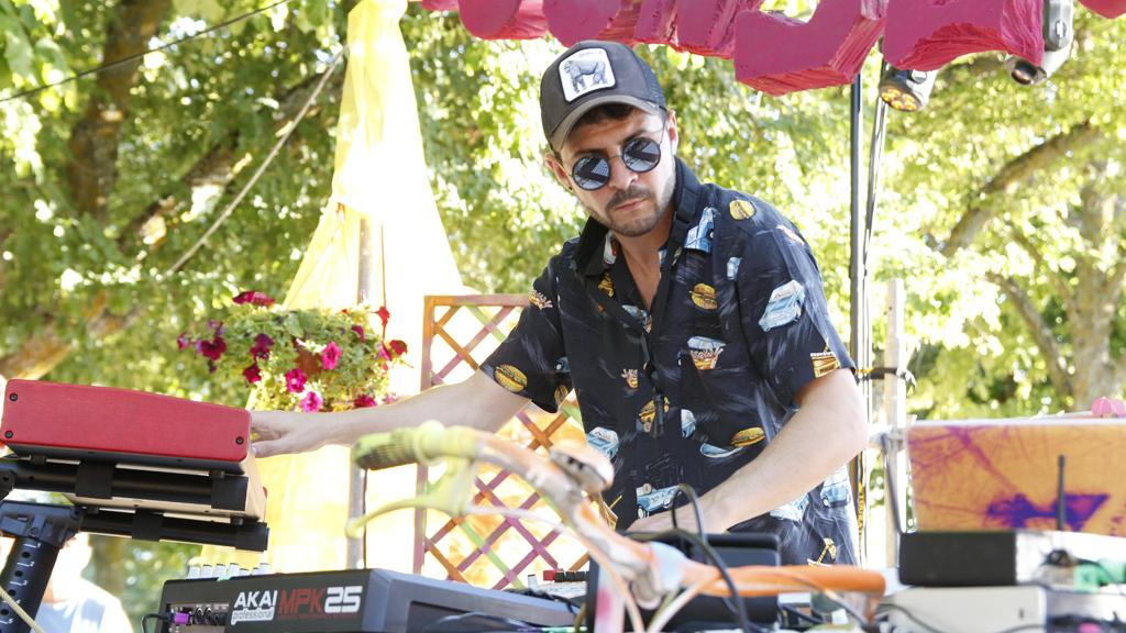 Juan Antonio García 'XAS' durante su actuación en la #SunsetParty en las fiestas de agosto de Coca. / NEREA LLORENTE