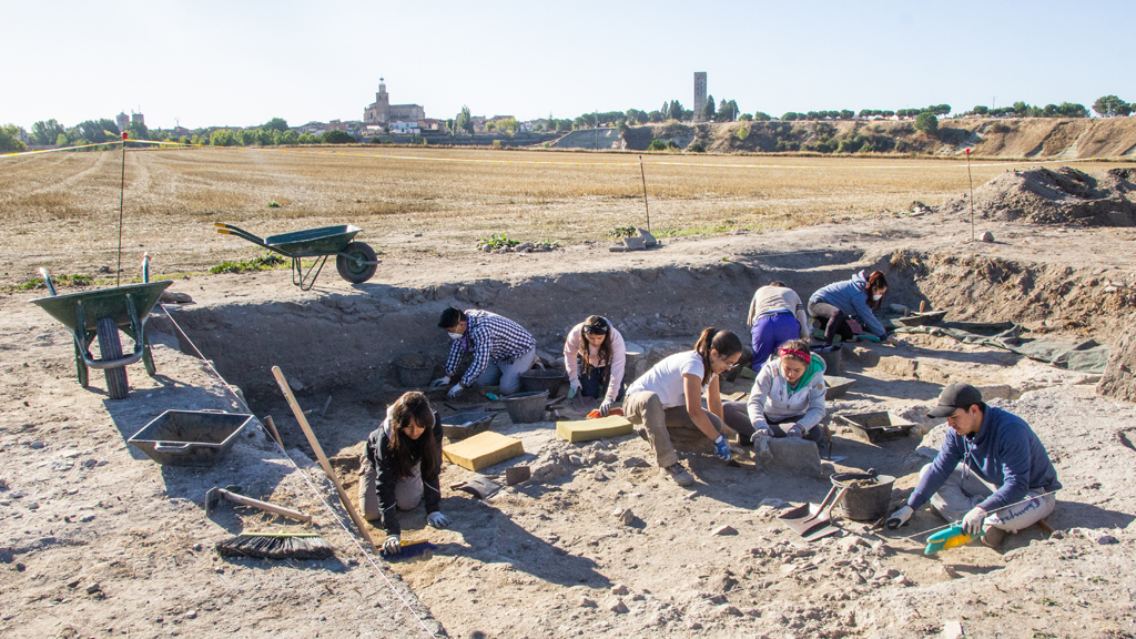 Los voluntarios de la Universidad SEK Ecuador, bajo las órdendes de la directora del proyecto, Laura Galán, trabajan en el yacimiento. / NEREA LLORENTE
