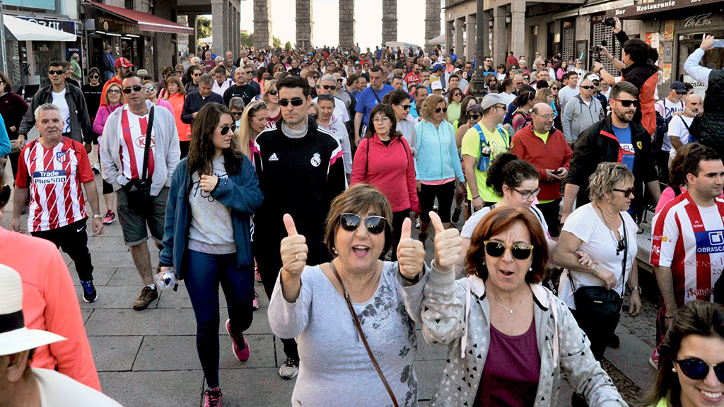 El final de la enorme fila de participantes de la 38 edición de la Marcha Apadefim se perdía de vista entre las calles de la ciudad. / Kamarero