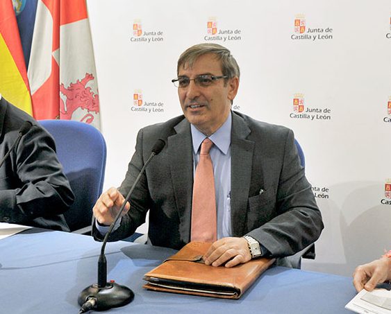 El viceconsejero de Infraestructuras y Emergencias de la Junta, José Luis Sanz Merino, entre el director de Transportes y la jefa del Servicio de Fomento.  / KAMARERO