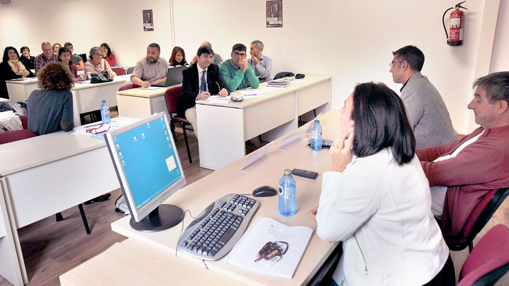 Los profesores Luis Camarero (UNED) y Milagros Alario (UVa) presentan el estudio de investigación ‘Crisis e Inmigración en el Medio Rural de Castilla y León’. /  KAMARERO