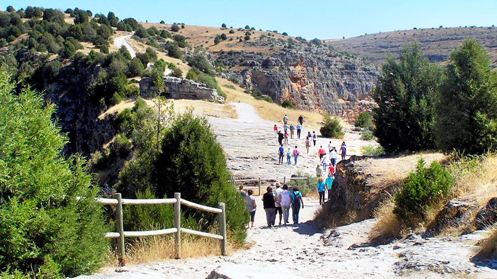Varias familias de visitantes de la provincia pasean por el camino de la ermita de San Frutos. / El Adelantado