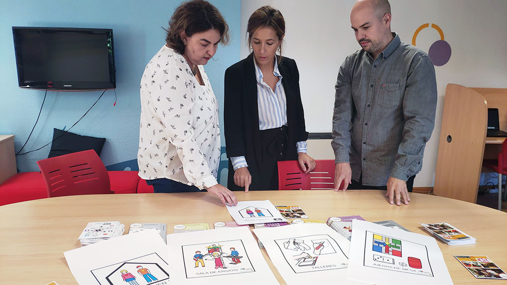 Los concejales de Educación y Juventud, con la nueva señalética. / El Adelantado