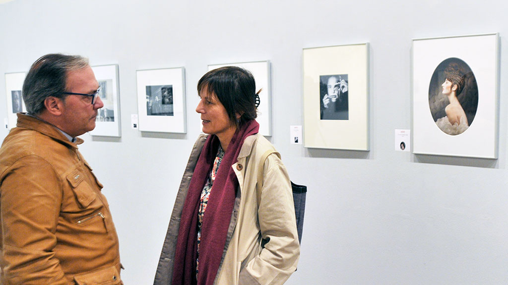 La concejala de Cultura, Gina Aguiar, visita la exposición fotográfica. / Kamarero