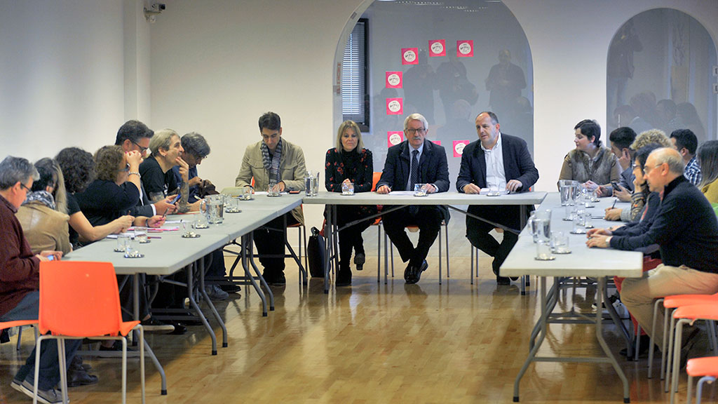 Alejandro Tiana, en el centro, con representantes de la comunidad educativa segoviana. / KAMARERO
