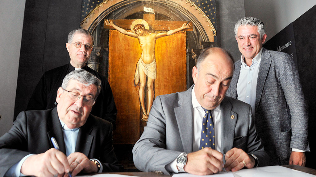 Galindo y De Vicente rubrican el acuerdo de cesión ante el ‘Cristo Crucificado’ de Berrruguete. /KAMARERO
