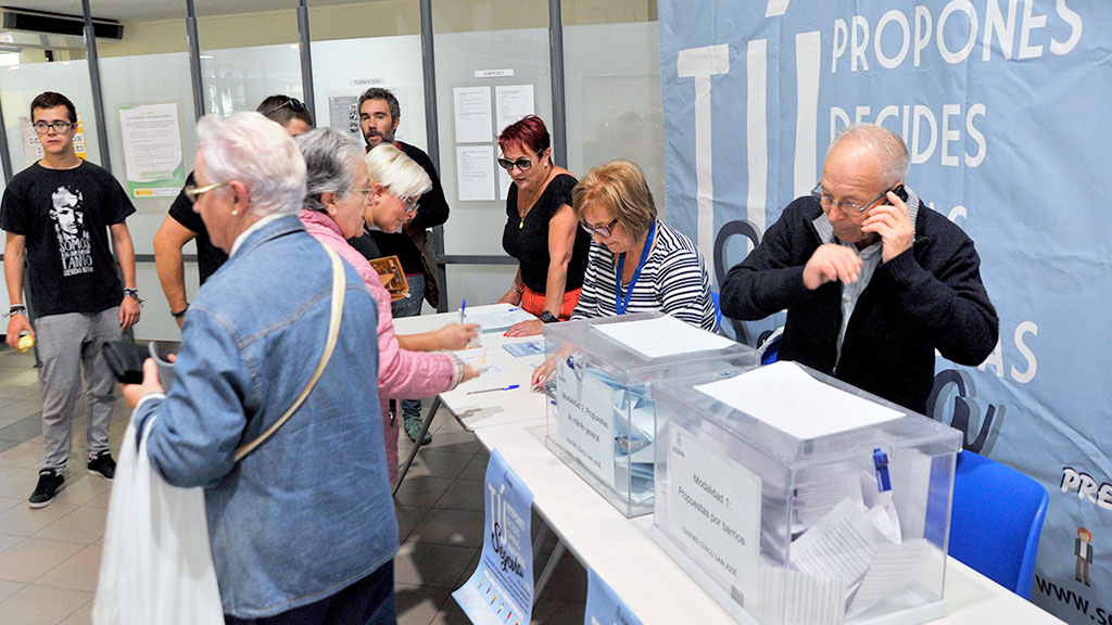 Vecinas de San José votan en la mesa instalada en el Centro Cultural del barrio. / Kamarero
