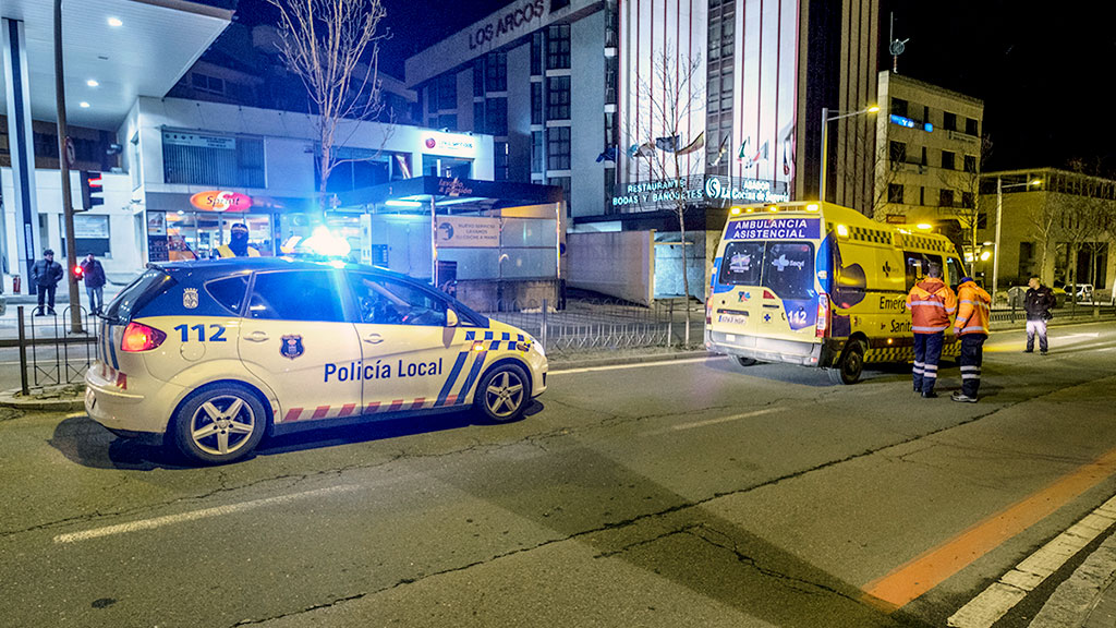 Los servicios de emergencias atendieron a un repartidor atropellado en Ezequiel González en 2018. / Kamarero