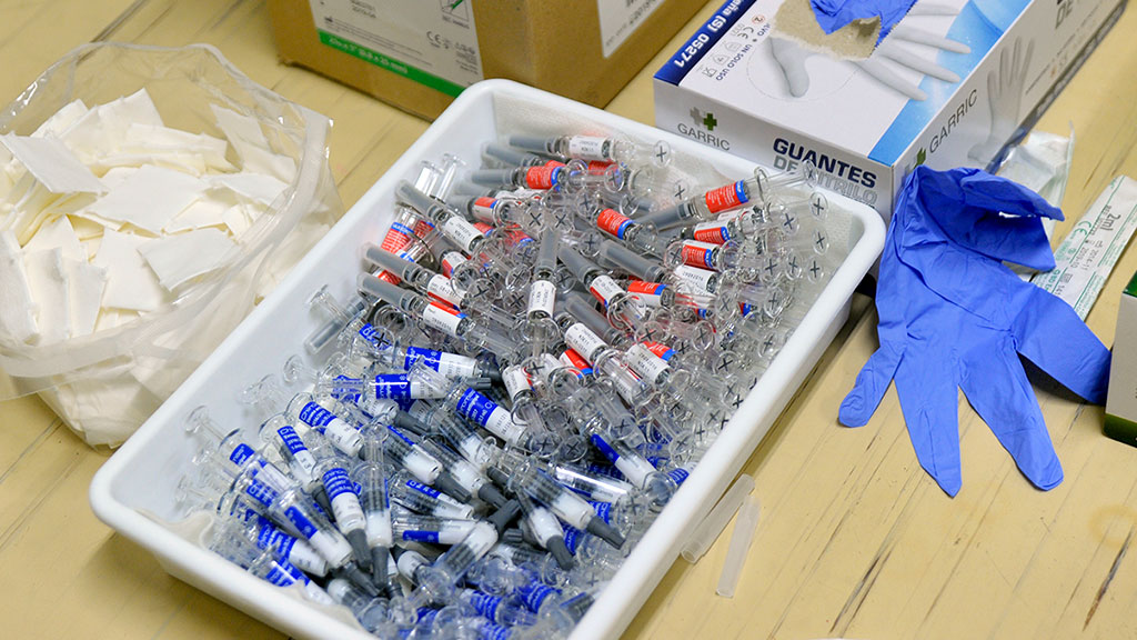 Imagen de archivo de un lote de vacunas preparadas para ser administradas. / KAMARERO