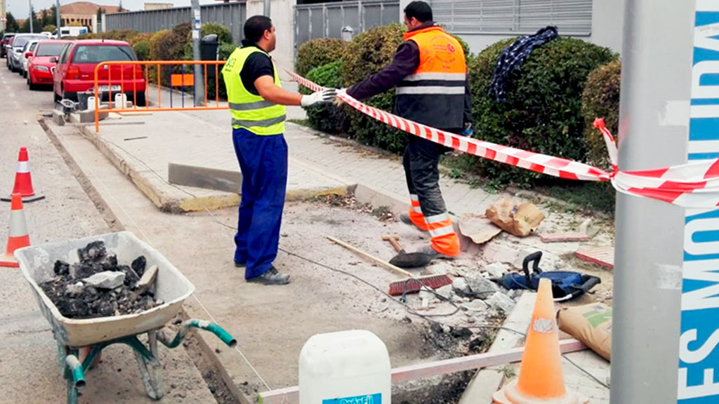 Los operarios intervienen en una de las paradas de la línea. / El Adelantado