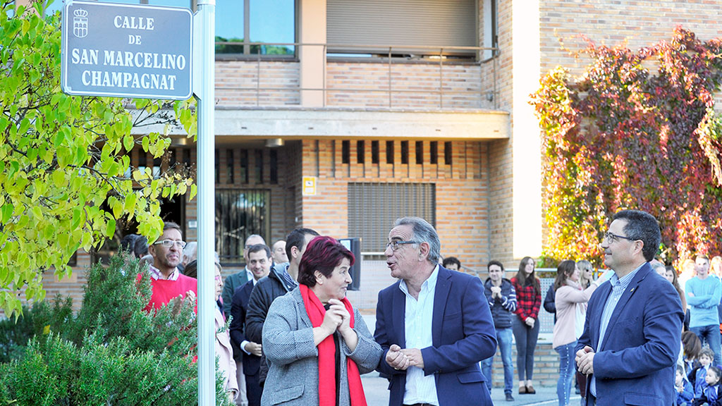La alcaldesa, Clara Luquero, descubre la placa que indica el nuevo nombre de la calle. / Kamarero