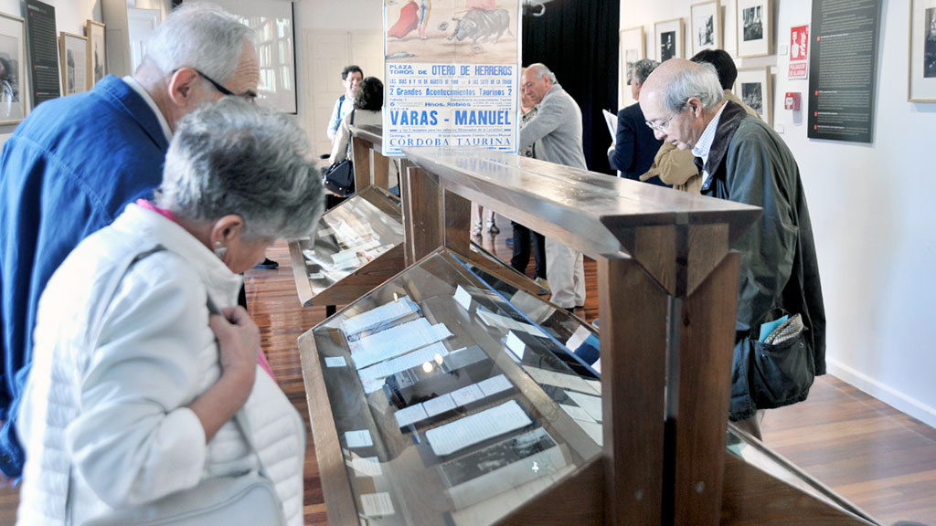 Un grupo de personas contempla los bienes de la exposición itinerante de Ramón Menéndez Pidal en el Juan Bravo. / Kamarero