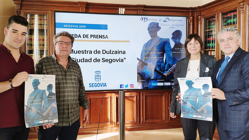 Autoridades y responsables de La Esteva presentan el cartel de la IV Muestra de Dulzaina. / El Adelantado