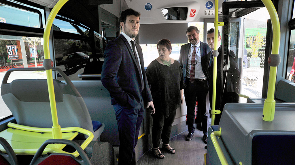 La alcaldesa, Clara Luquero, observa el nuevo autobús junto a los responsables de Avanza y Merdedes-Benz. / Kamarero