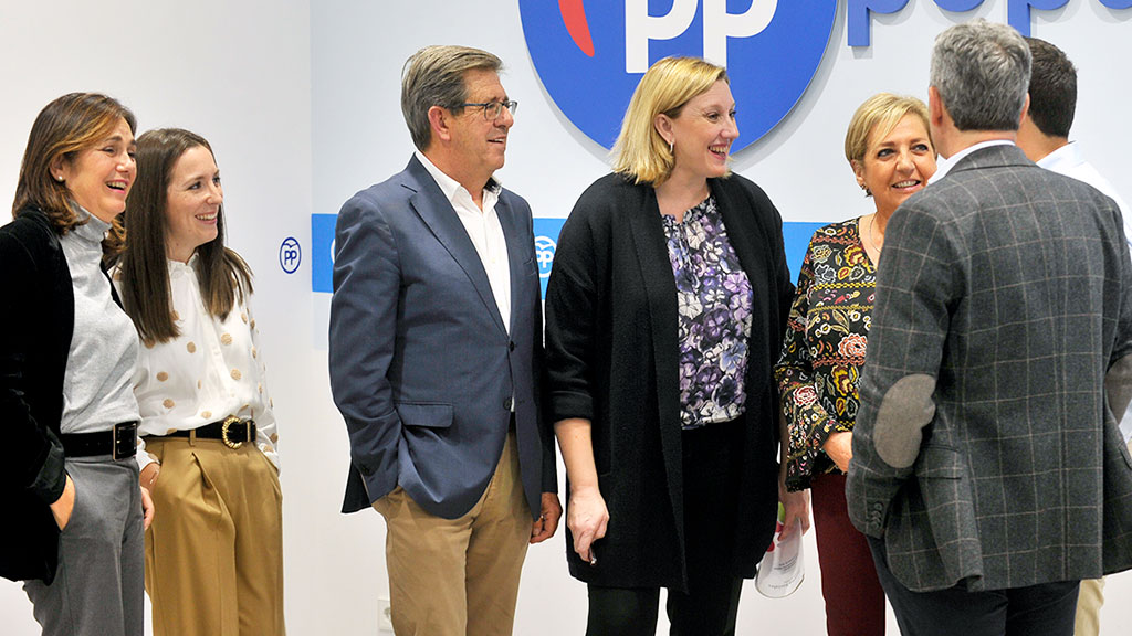 Isabel Blanco, en el centro, junto al resto de candidatos y miembros del PP en Segovia./el adelantado