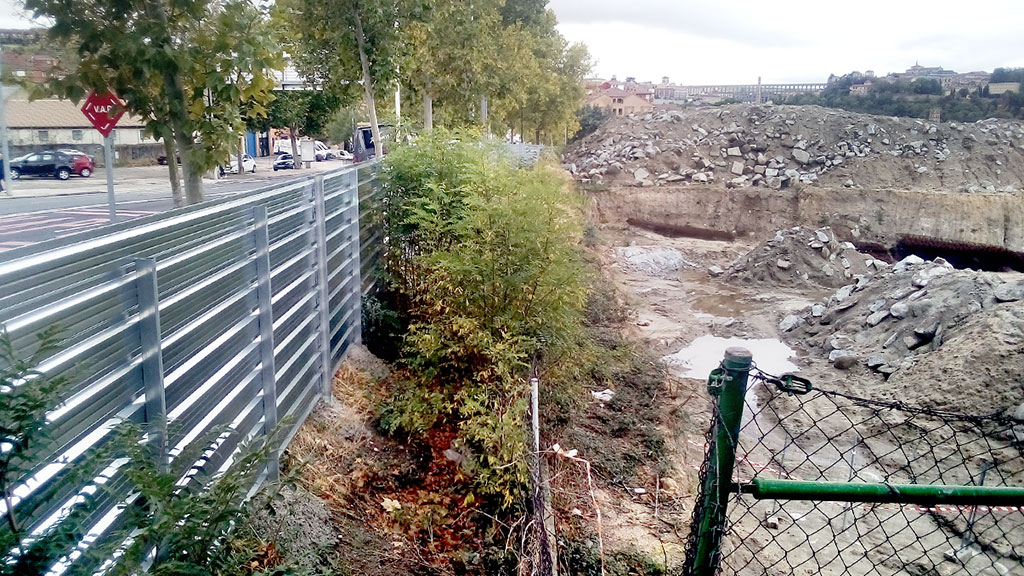 Montañas formadas con el terreno retirado en las excavaciones, charcos y barros en el solar de la obra. / KAMARERO