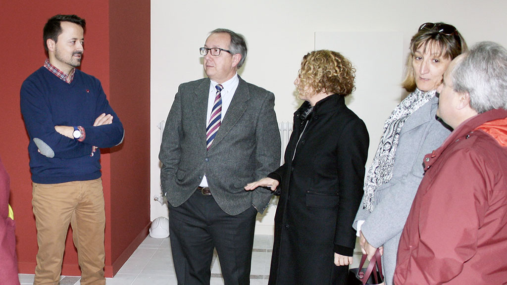 Diego del Pozo (i) con el anterior delegado de la Junta y Resurrección Pascual. / E. A.