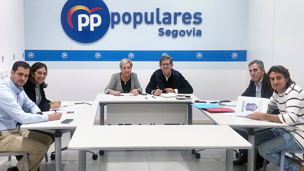 Imagen del encuentro entre los candidatos populares y ARSEPRI en la sede del PP de Segovia. / El Adelantado
