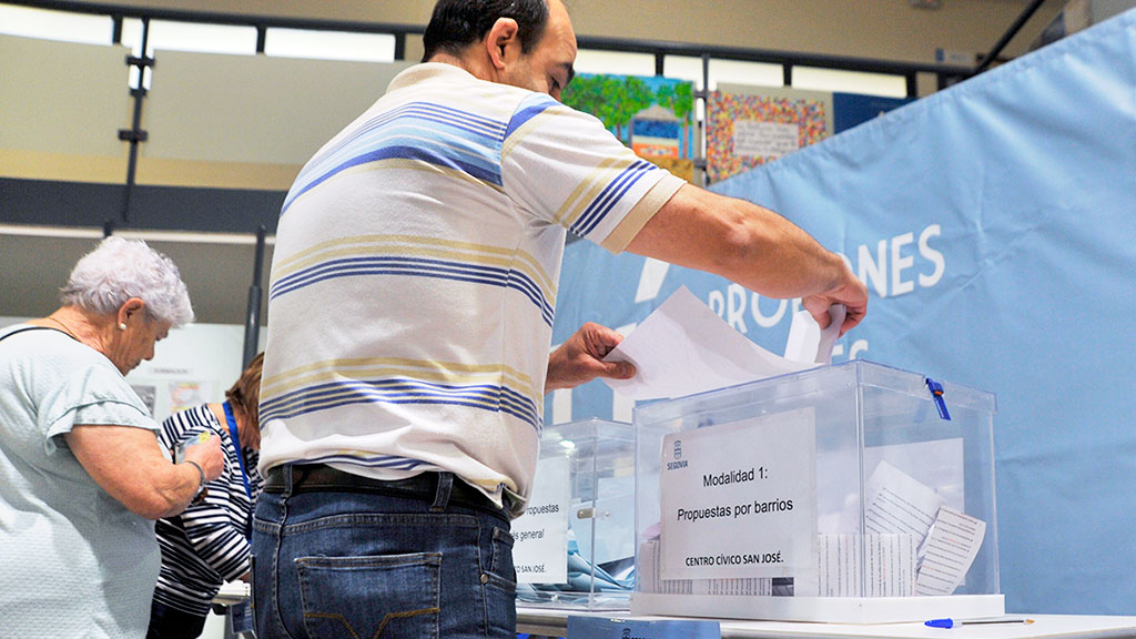 Varias personas emiten su voto el pasado domingo para los Presupuestos Participativos. / Kamarero