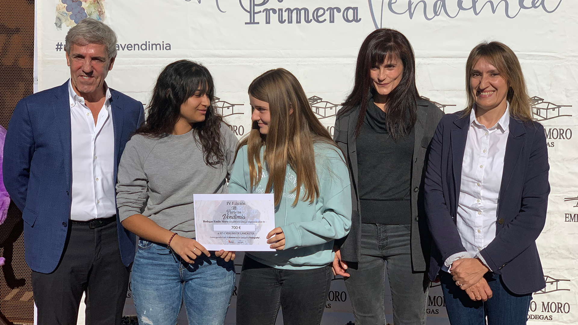 Dos alumnas del IES Catalina de Lancaster recogen el primer premio de la modalidad de fotografía. / El Adelantado