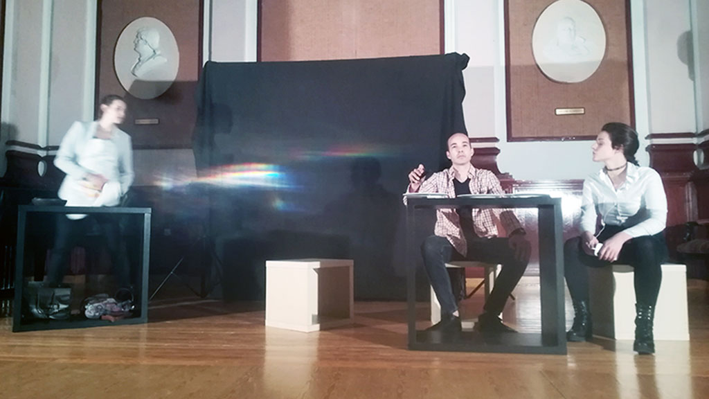 Representación de ‘Déjate llevar’ en el instituto Mariano Quintanilla. / E. A.